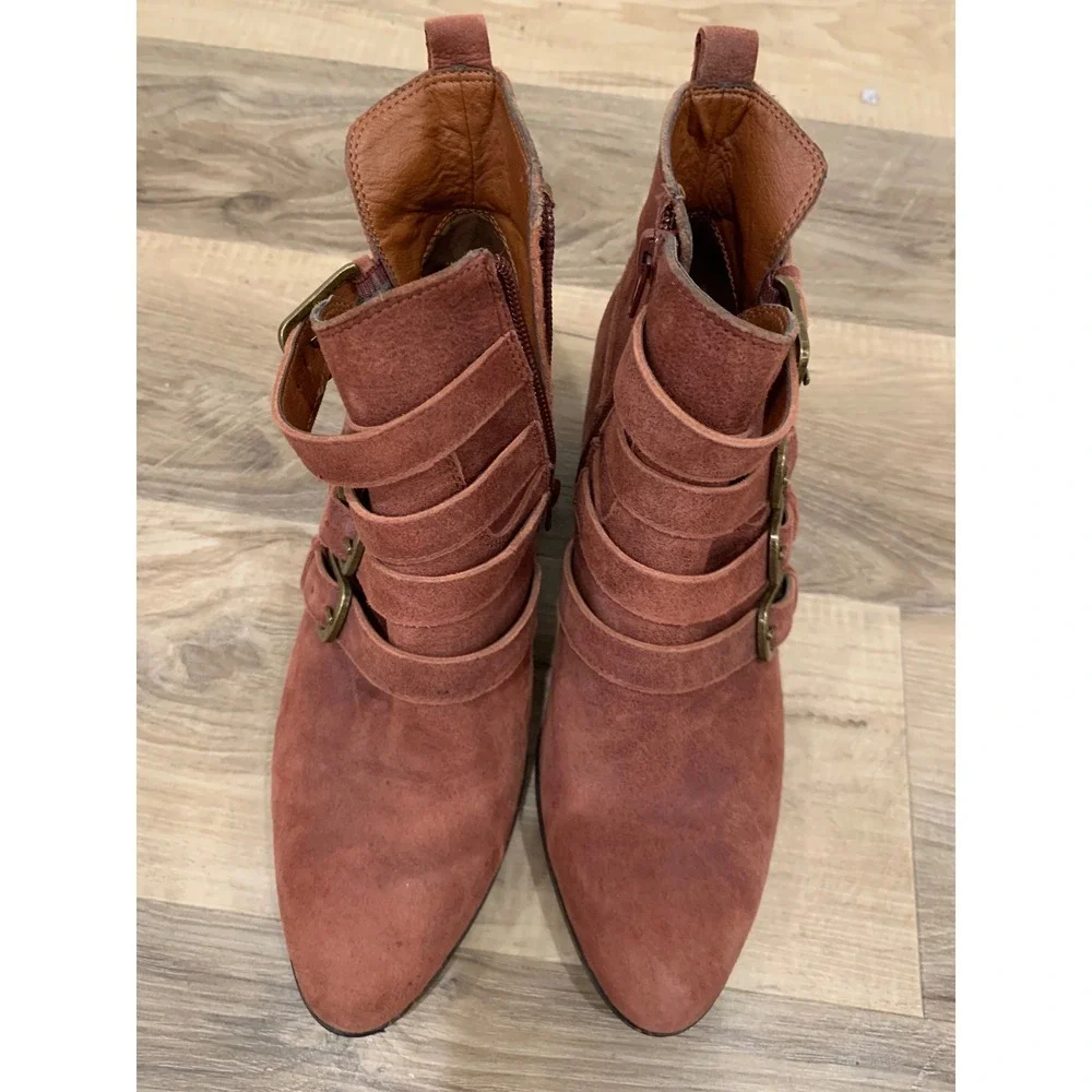 Lucky Brand‎ Suede Multi Buckle Strap Ankle Boots Pointed Toe Block Heel 7.5M
